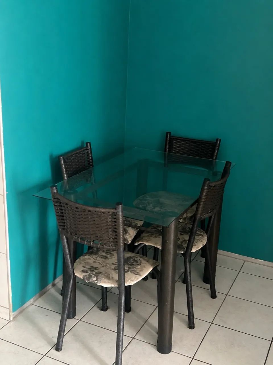Mesa de Jantar de Vidro com 4 Cadeiras - Ótimo Estado - Foto 2