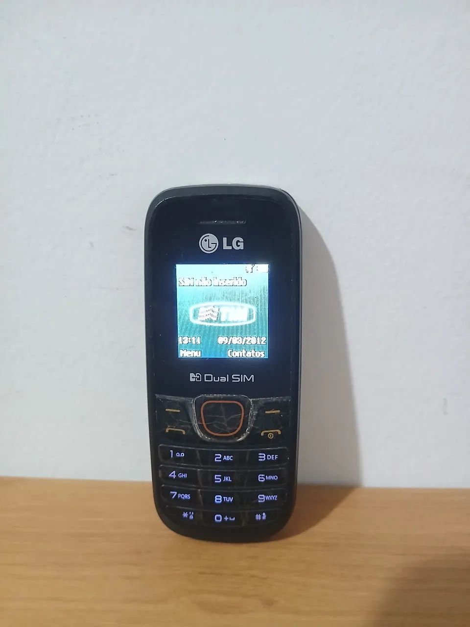 Celular LG antigo.