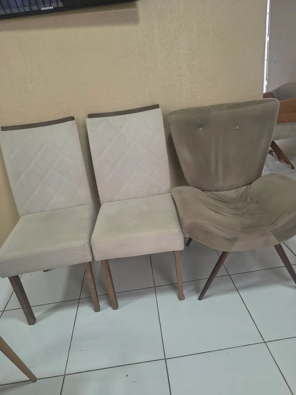 As 3 por 150,00 Poltrona e cadeira estofada - Foto 4