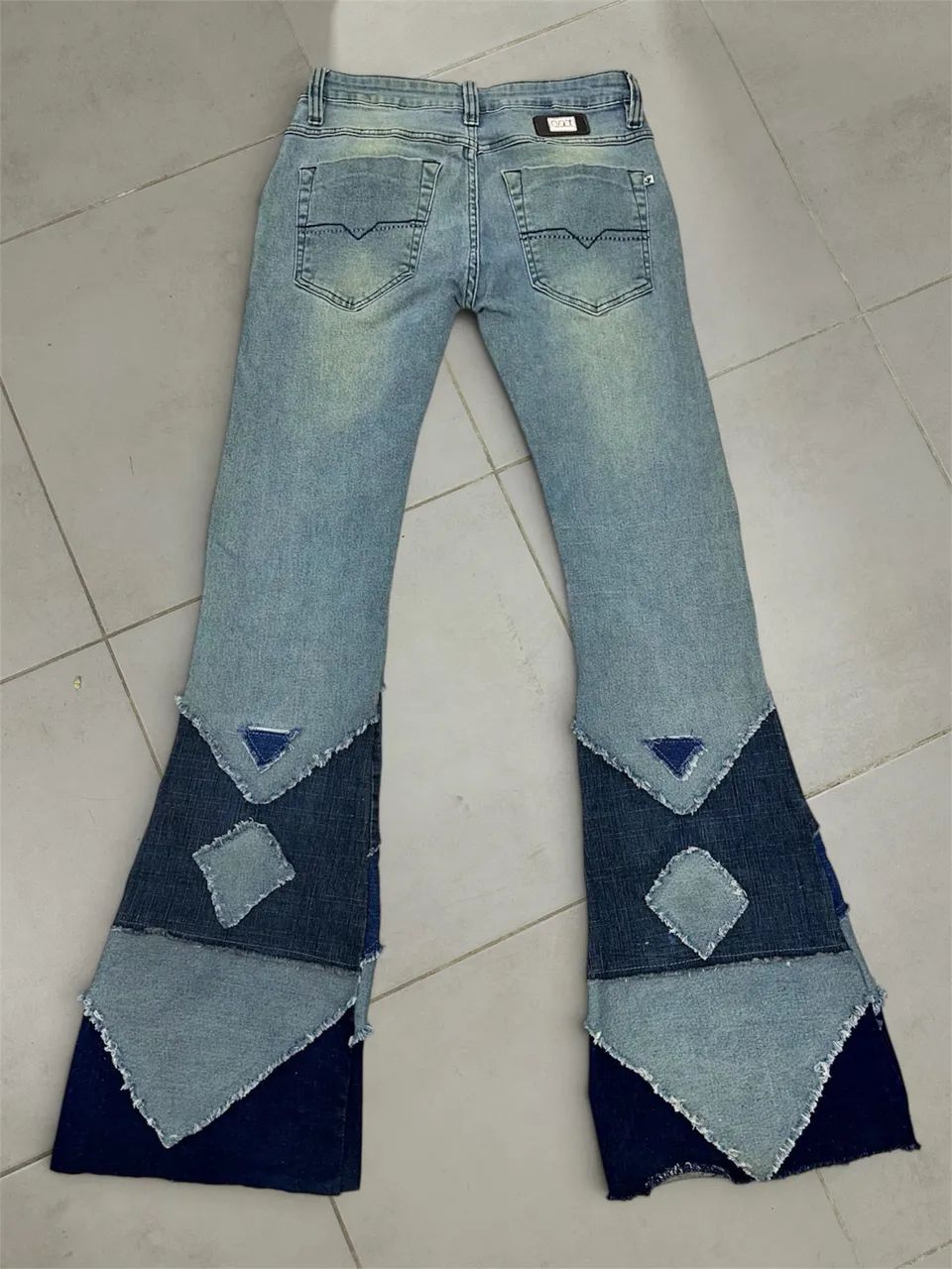 Calça Jeans Flare Customizada - Patchwork Geométrico Autoral - Foto 2