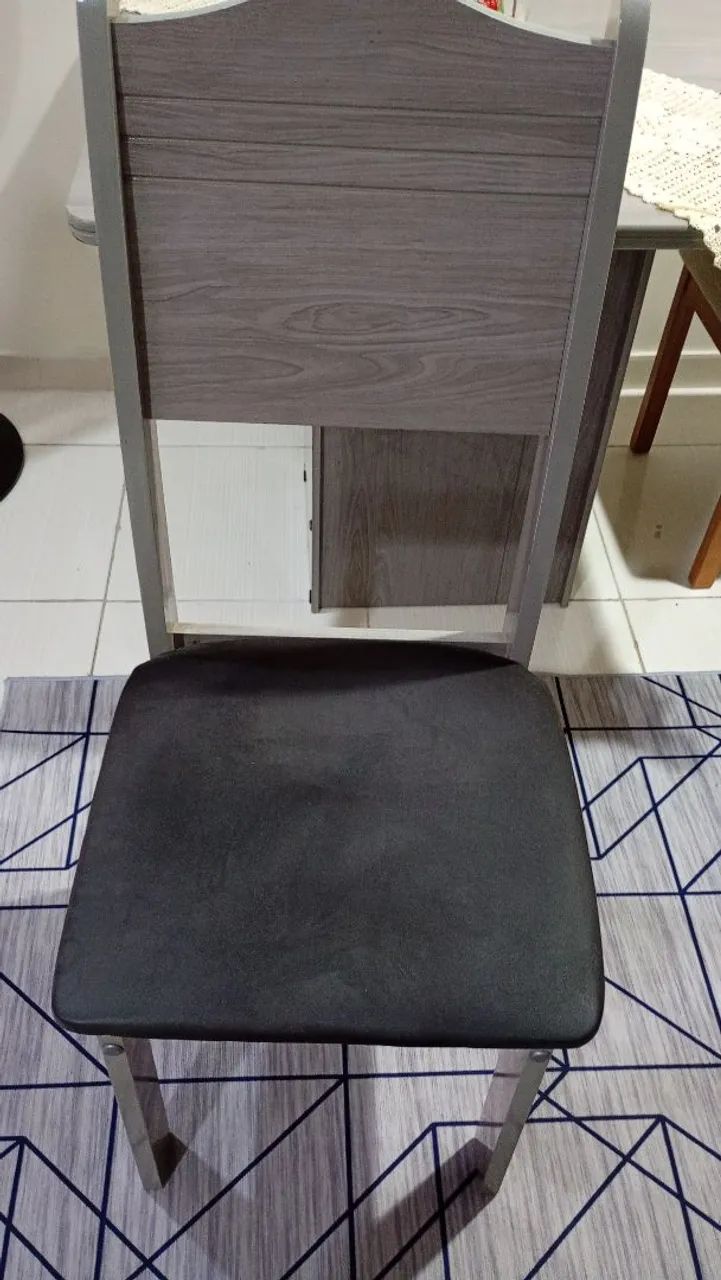Vendo mesa com 4 cadeiras em bom estado. - Foto 2