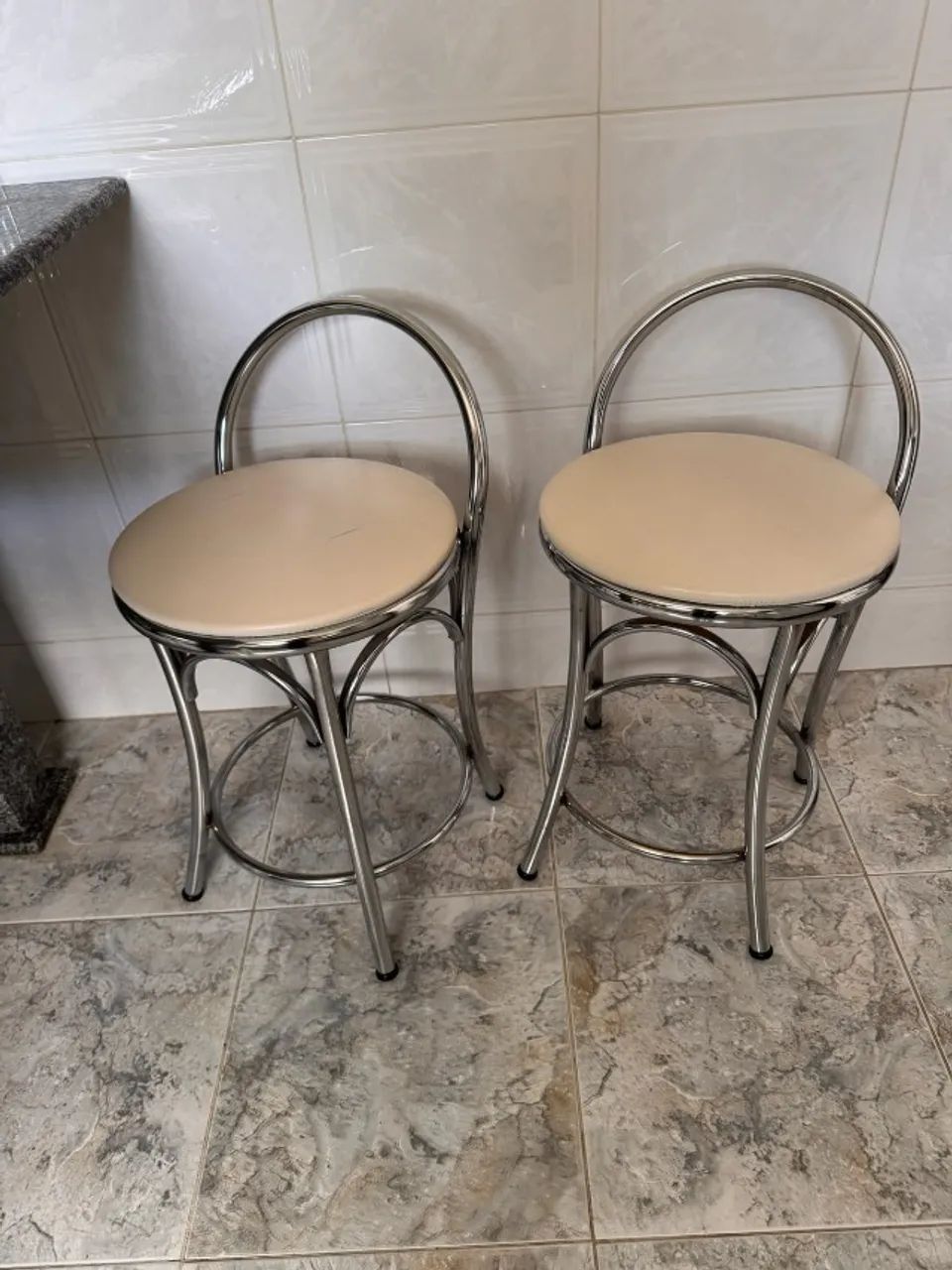 BANQUETAS BAIXAS COM ASSENTO BRANCO - Foto 3