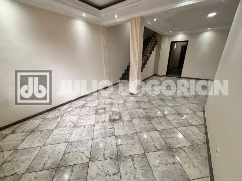 Casa de rua triplex - 4 quartos (2 suítes) - Piscina e churrasqueira - vaga