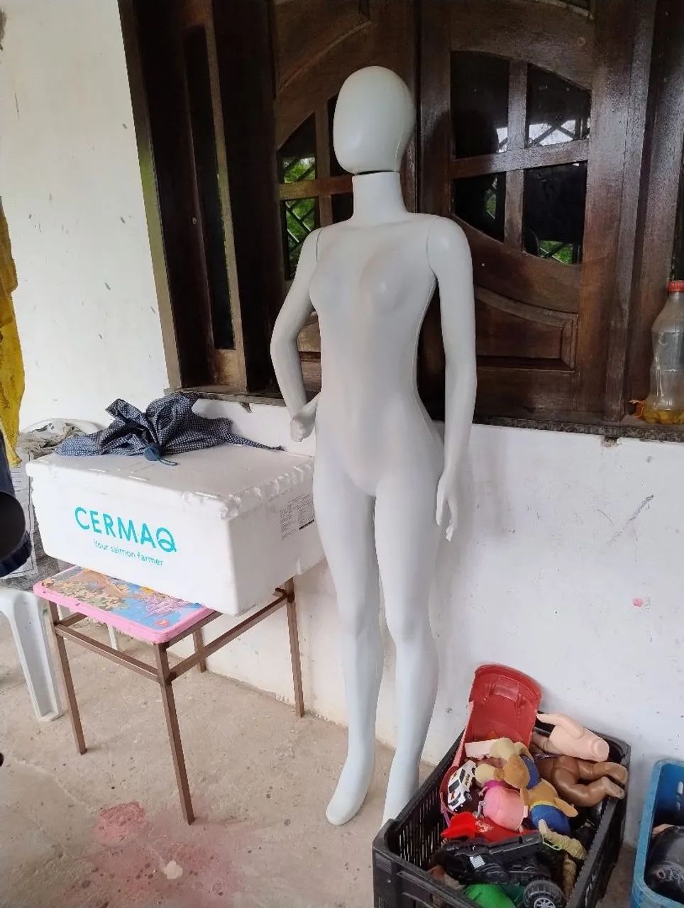 Maninquim feminino semi novo