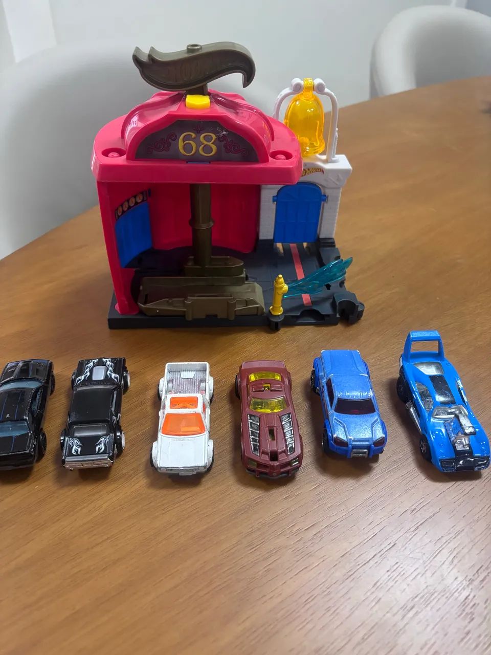 Pista + 6 carrinhos Hot Wheels 