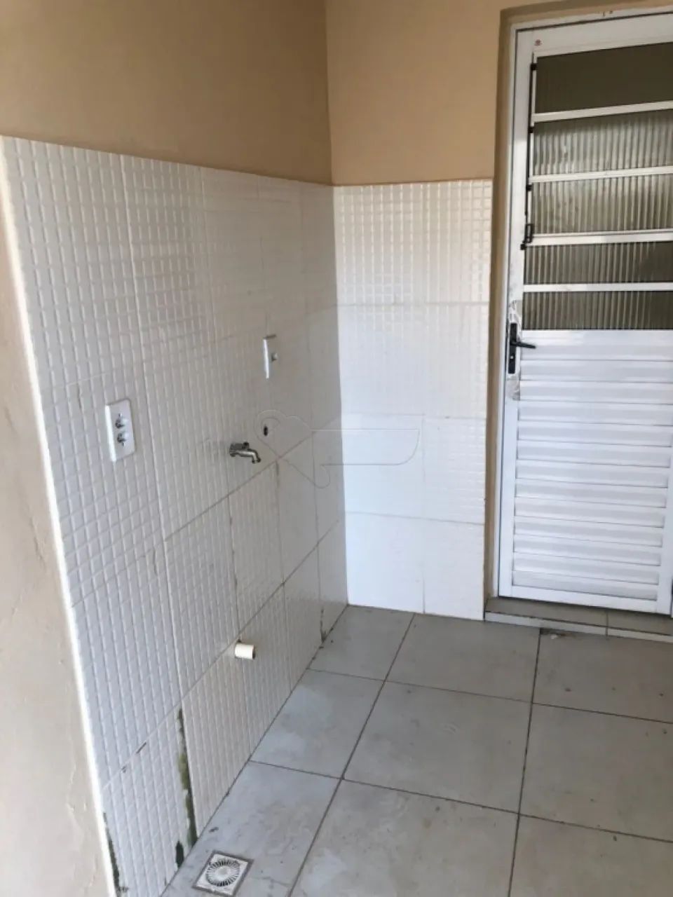 2 DORMITÓRIOS, SALA, COZINHA COM GABINETE, WC SOCIAL. - Foto 3