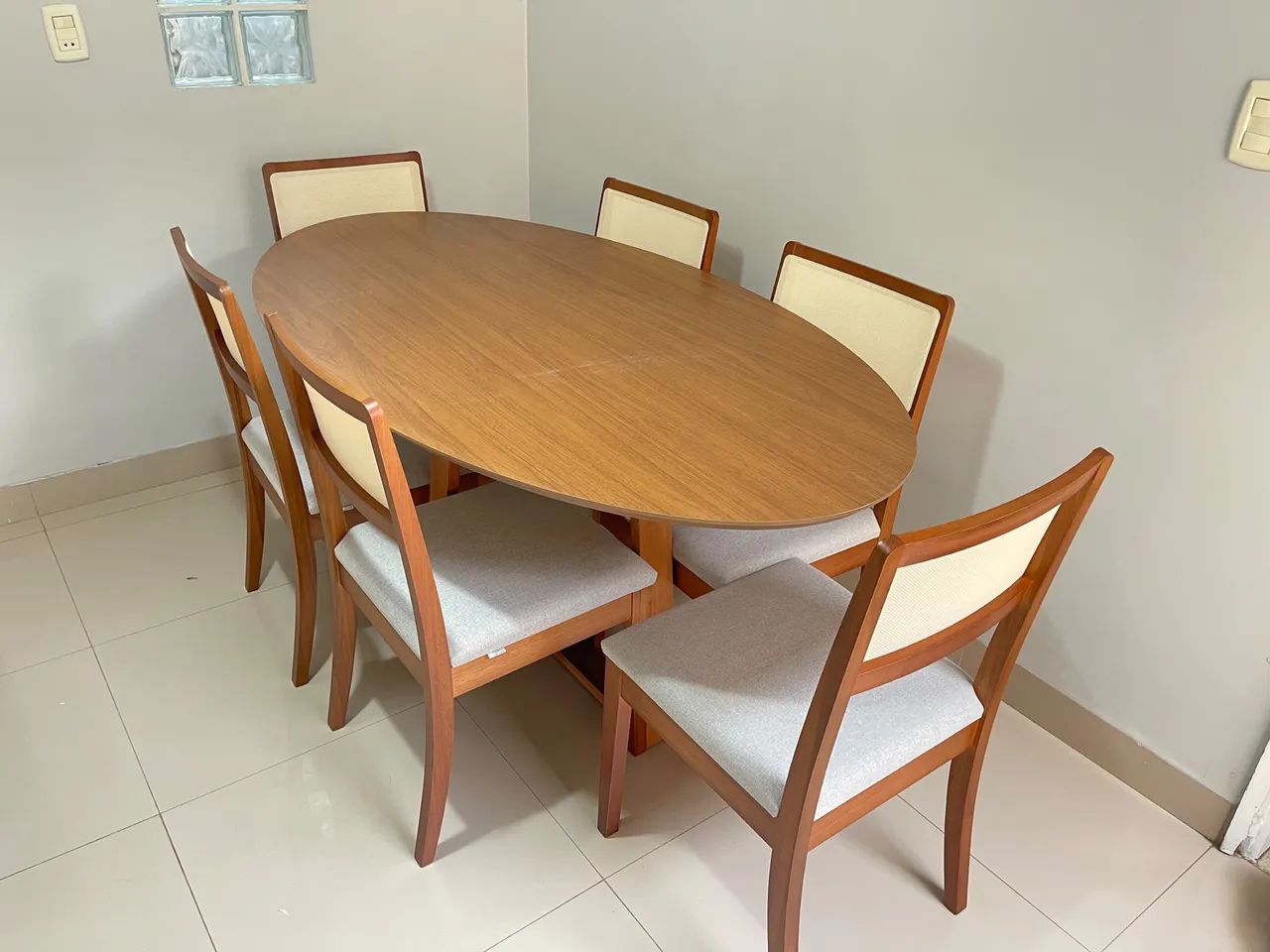 Mesa nova com cadeiras de madeira 