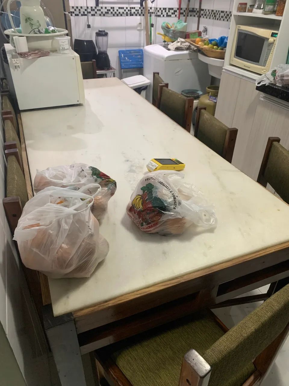 Mesa de mármore com madeira Pau Ferro