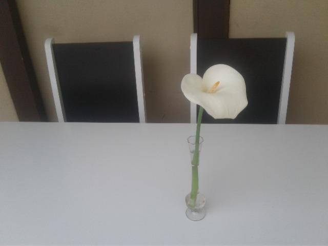 Mesa Nova com tampo e 06 cadeiras Branco/Preta - Foto 5