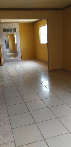 Casa muito ampla e arejada com garagem e 2 qts - Foto 8