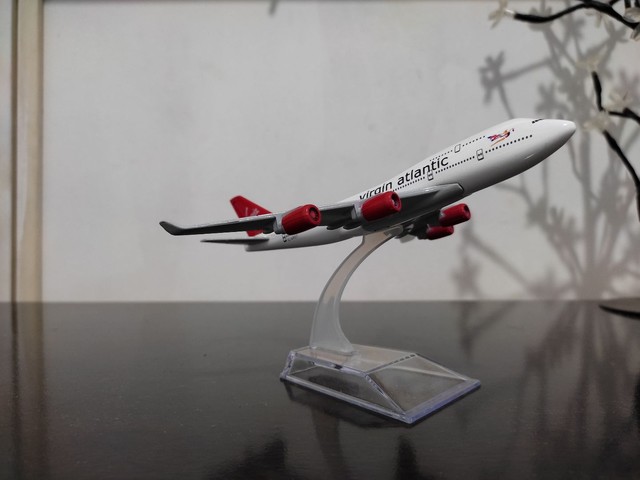 Miniatura avião boeing 747 virgin atlanric 