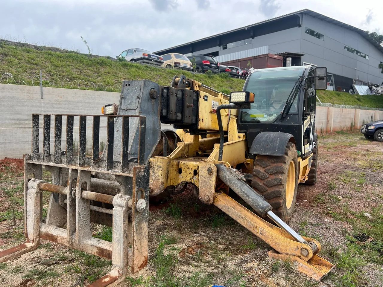 Máquina manipulador telescópico new Holland Lm1745 2013  - Foto 6