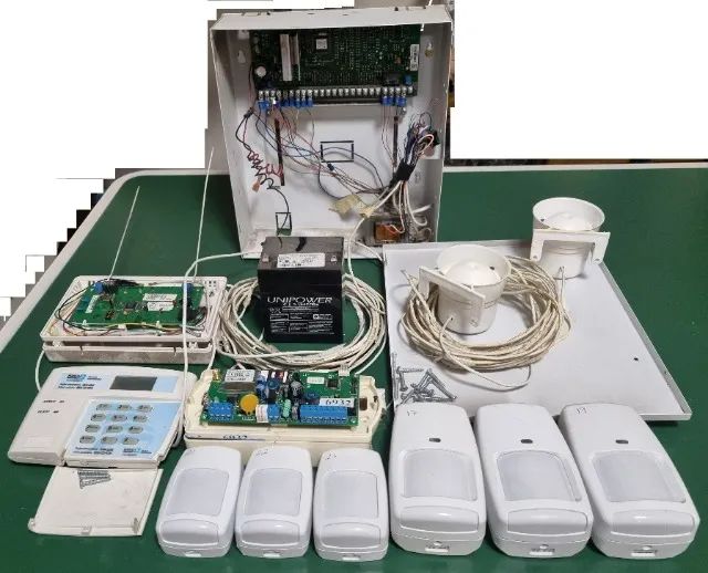 Sistema de alarme com sensores infravermelhos, teclado, central e sirenes