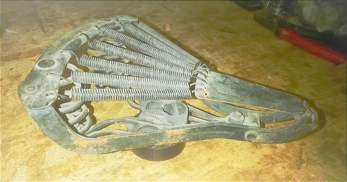 Estrutura Selim de bicicleta antigo com molas