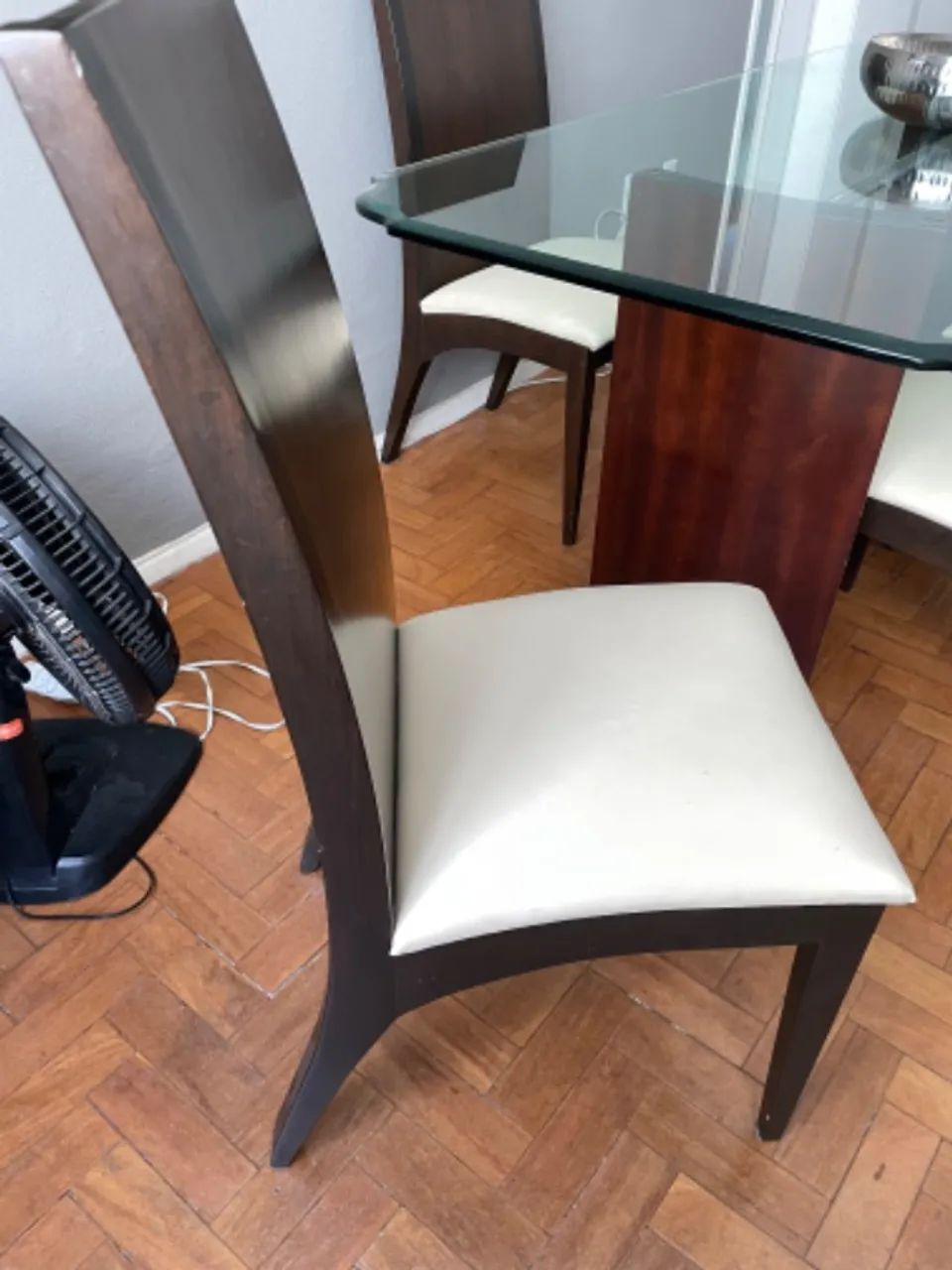Mesa de jantar de madeira com 6 cadeiras - Foto 4
