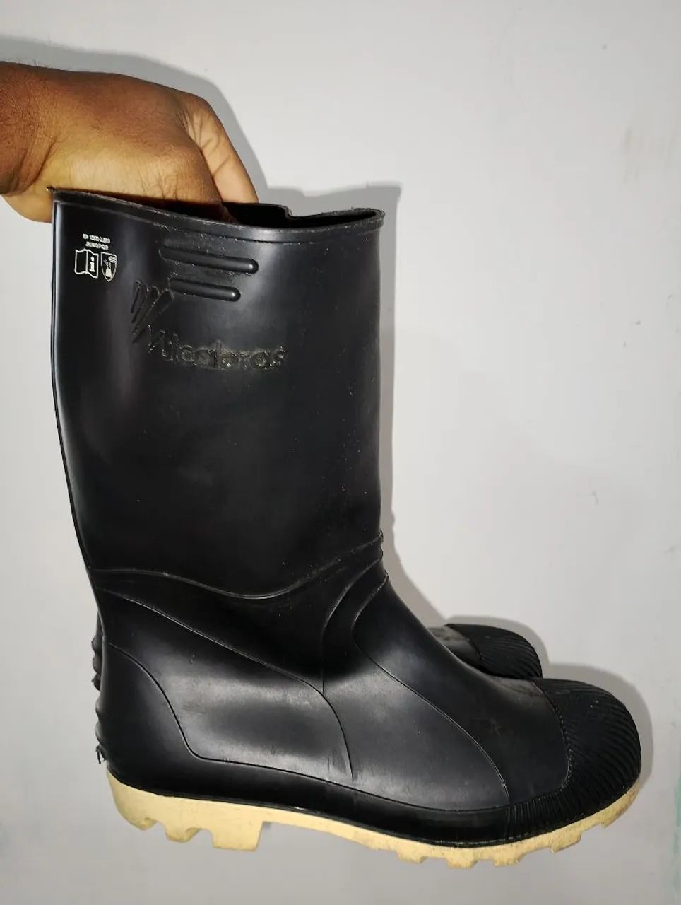 Bota de Borracha Preta Com Solado Amarelo Vulcabrás Usada Tamanho