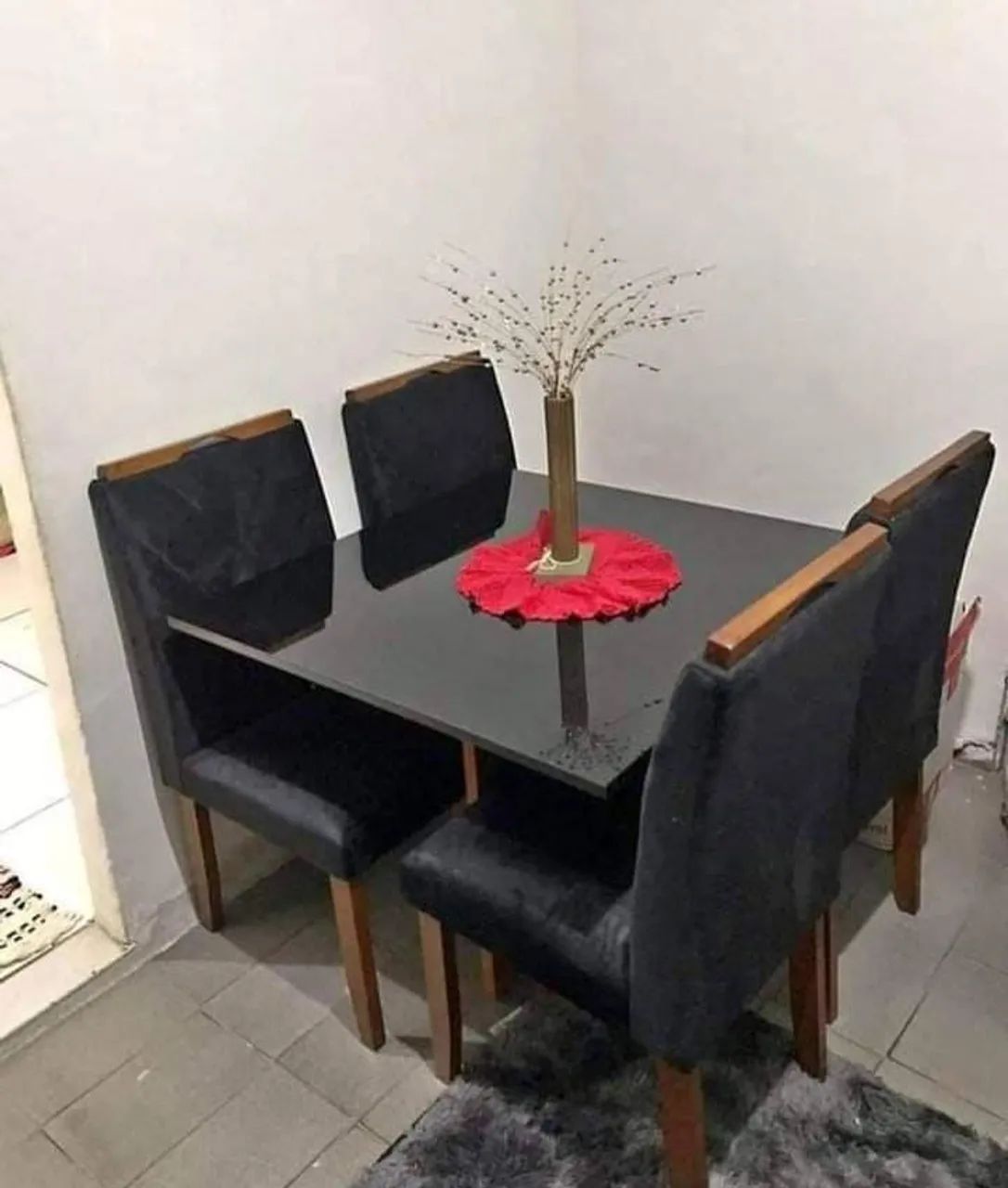 Mesa de Jantar Moderna com 4 Cadeiras tampo com vidro e cadeiras em madeira maciça  - Foto 3