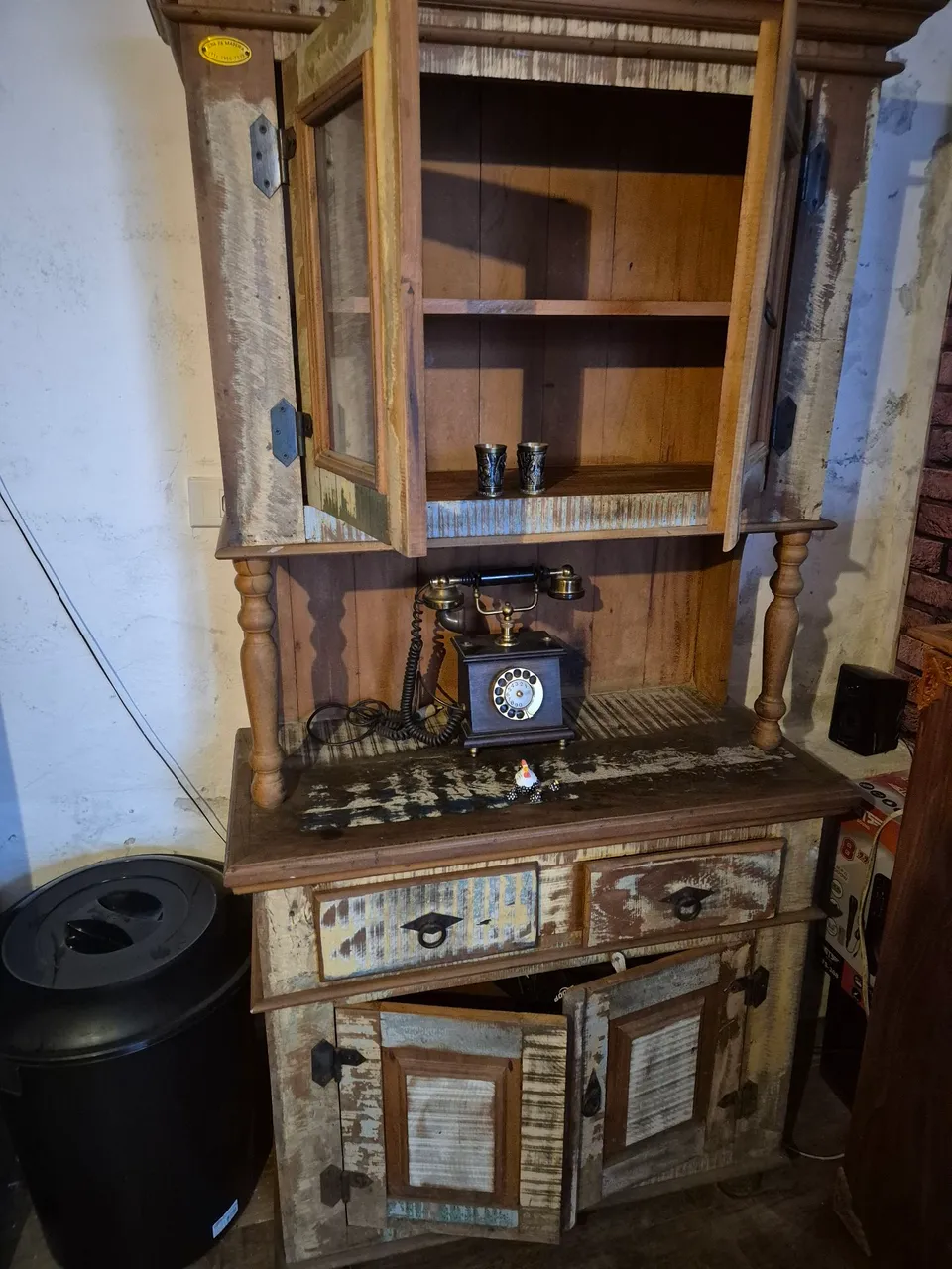 Móvel Rústico com Telefone Antigo