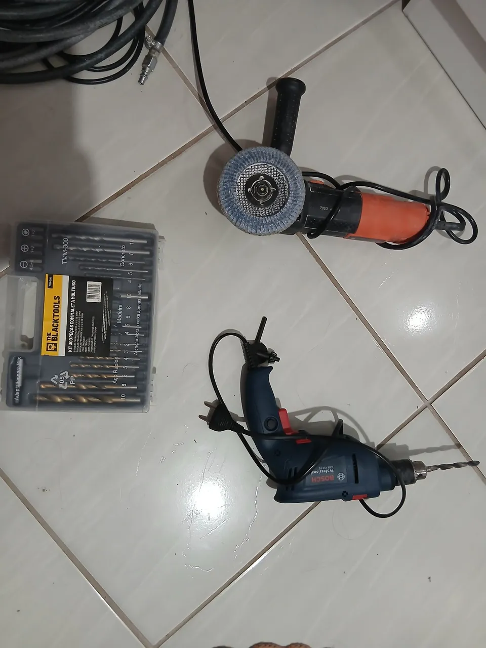 Furadeira Bosch e Esmerilhadeira com Jogo de Brocas - Ótimo estado
