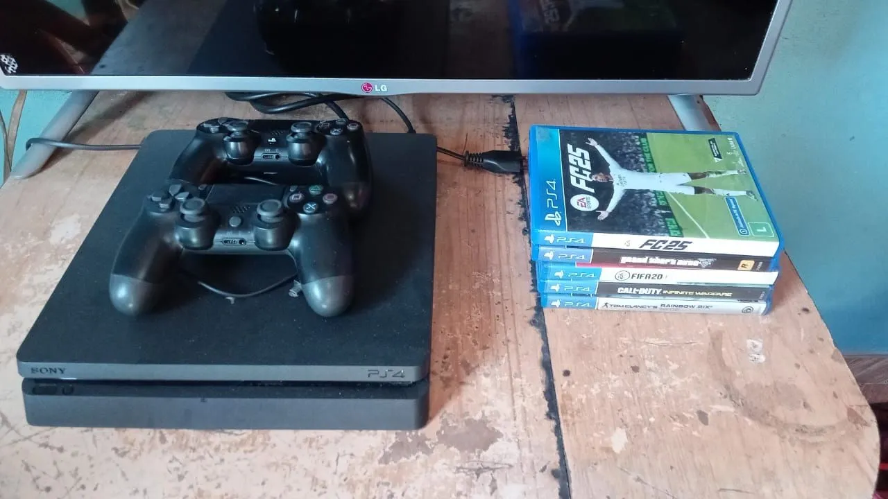 Playstation 4 + 2 Consoles + Jogos