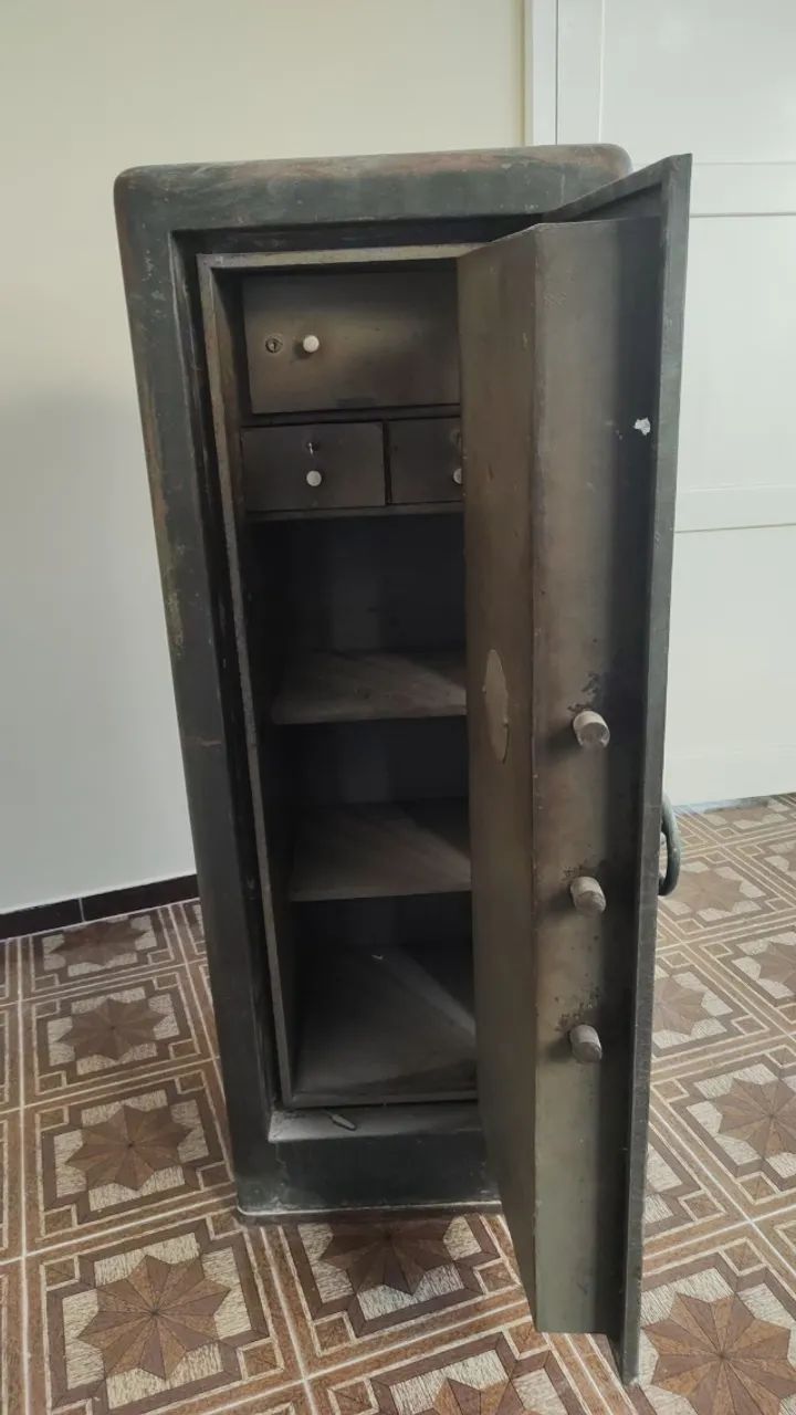 Cofre antigo de aço - DOAÇÃO - Foto 2