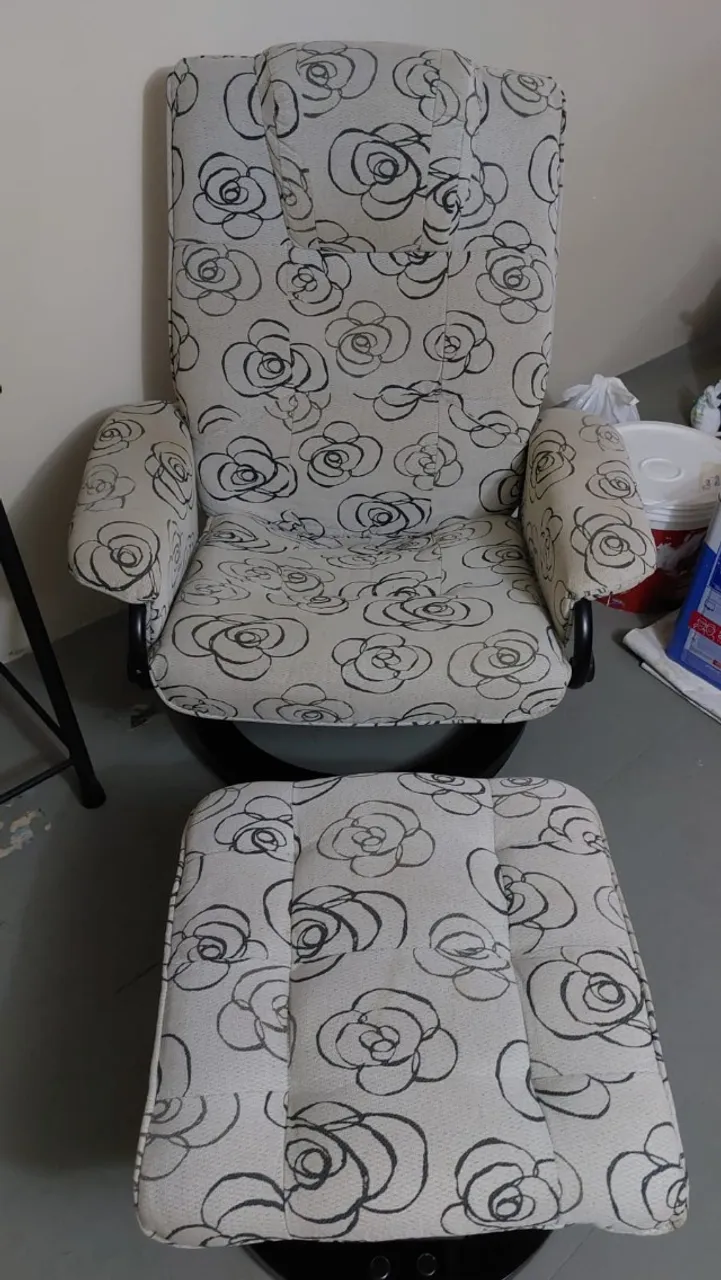 Vendo poltrona reclinável em tecido com apoio para pés