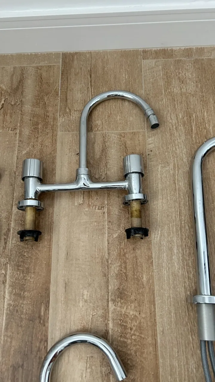 Vendo Torneira Misturador para Cozinha de Mesa Nova Itapema Bella