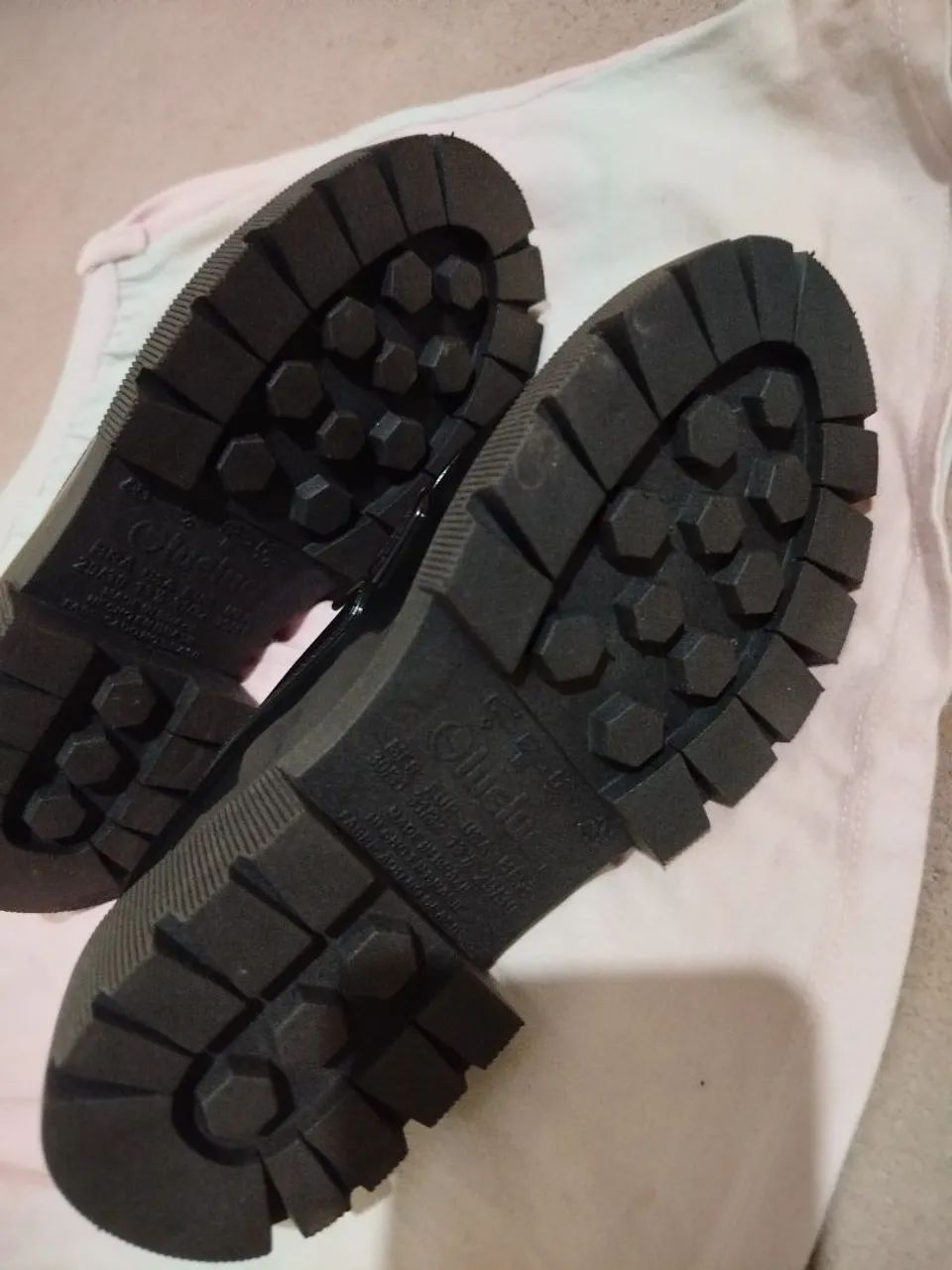 Sapatos pretos de verniz para menina - Foto 2