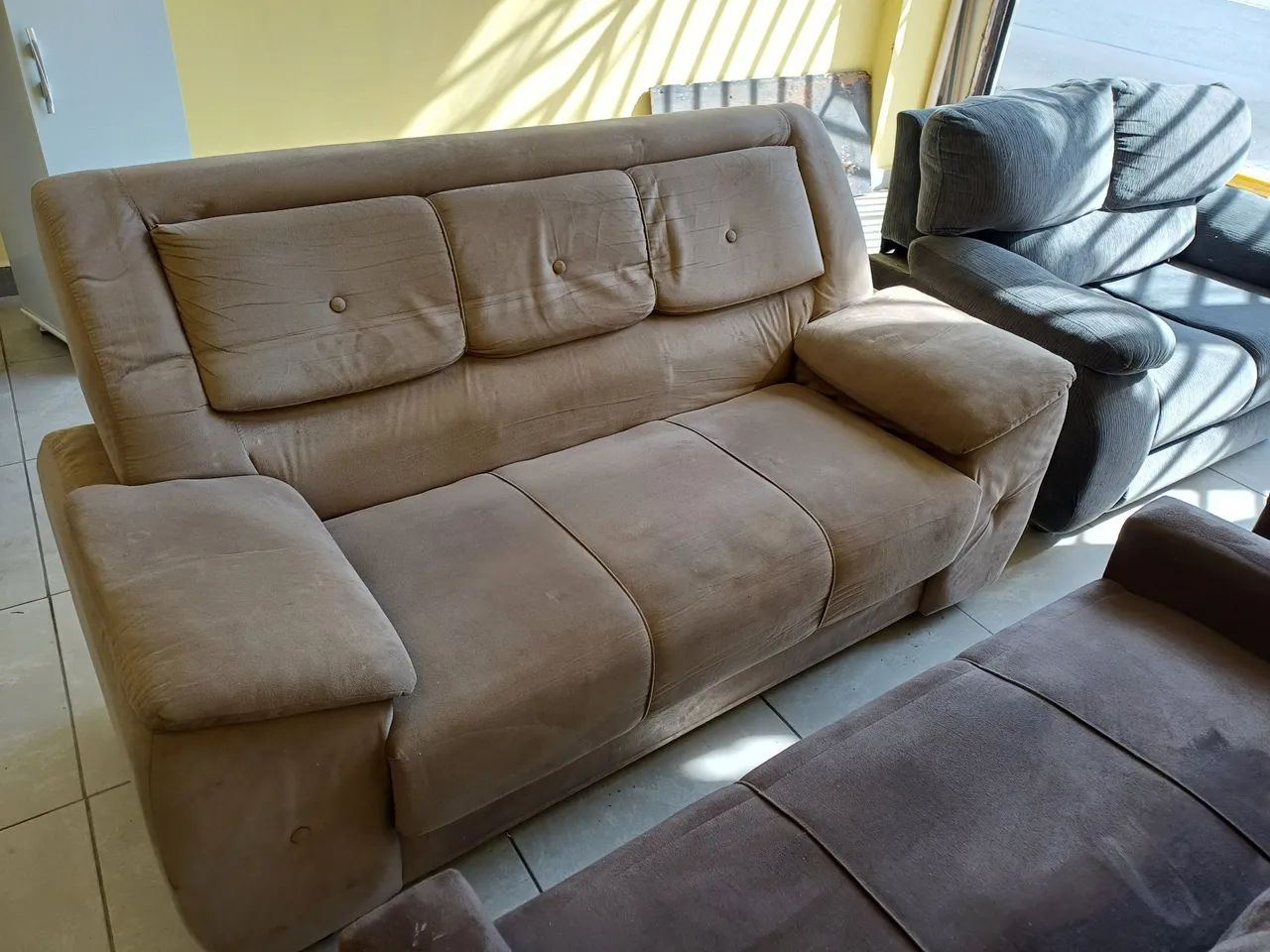 Sofá  marrom aconchegante - Foto 4