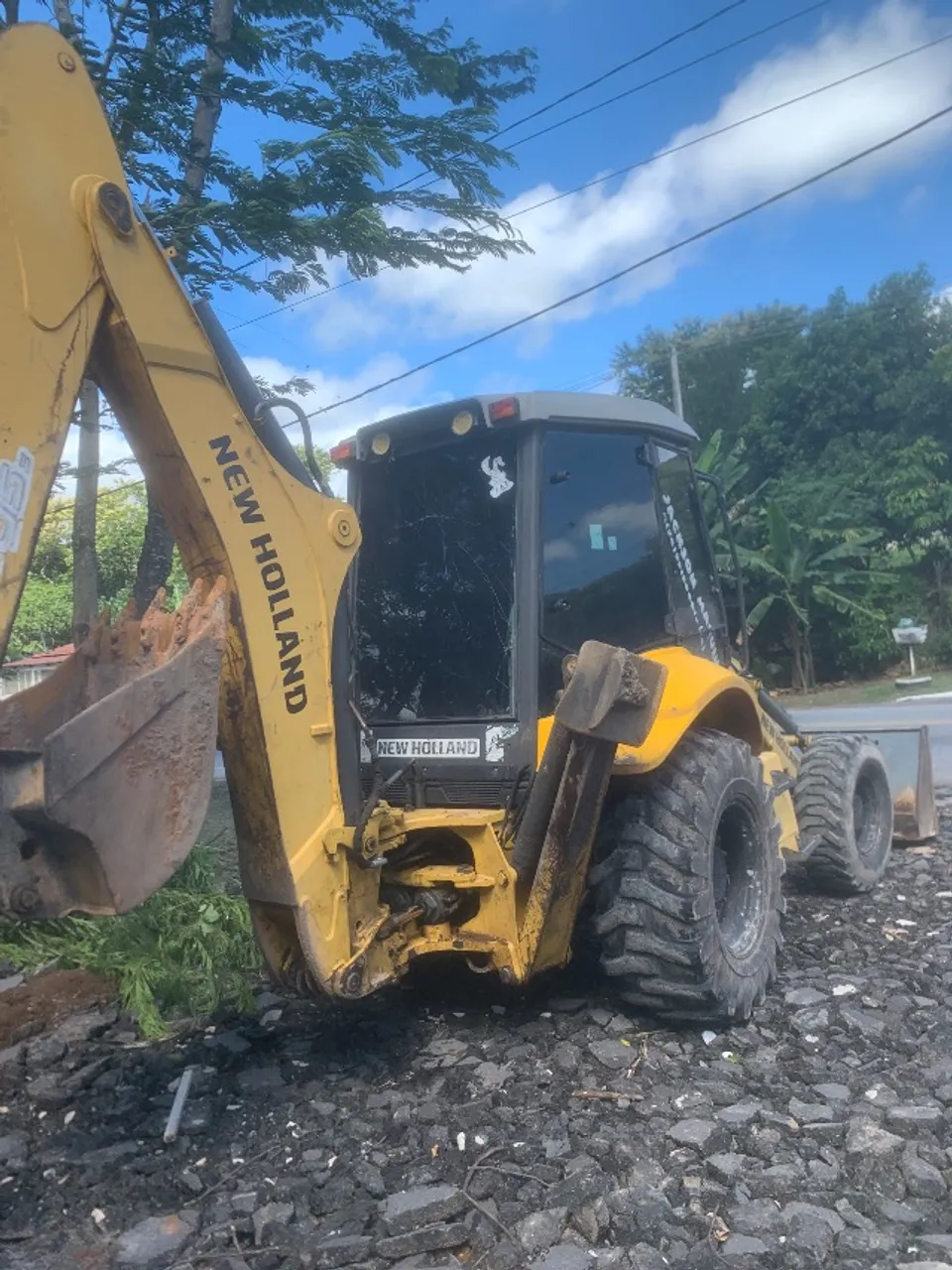 Vendo retroescavadeira new holland 2014