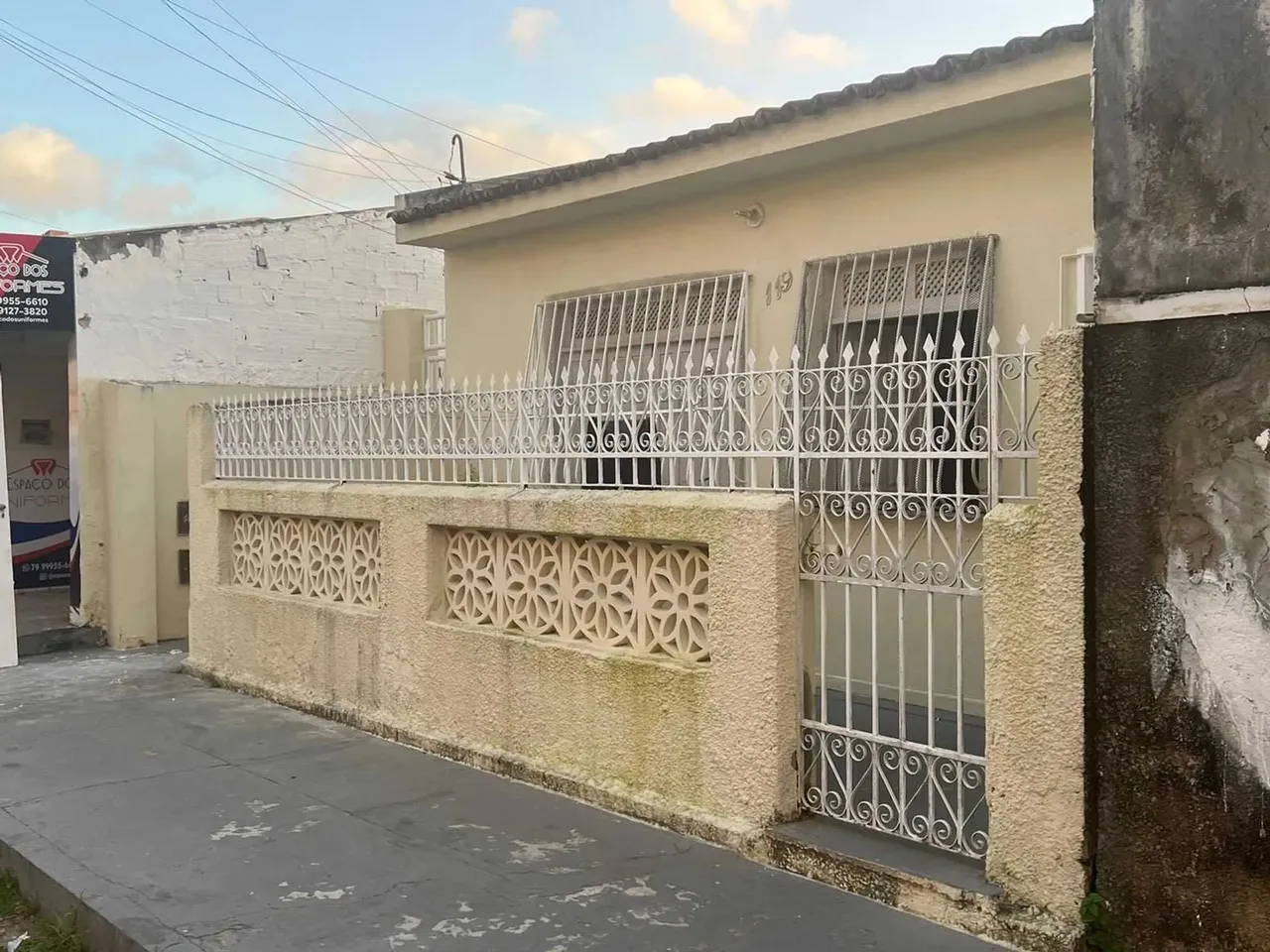 Casa em rua pública / Rosa Elze
