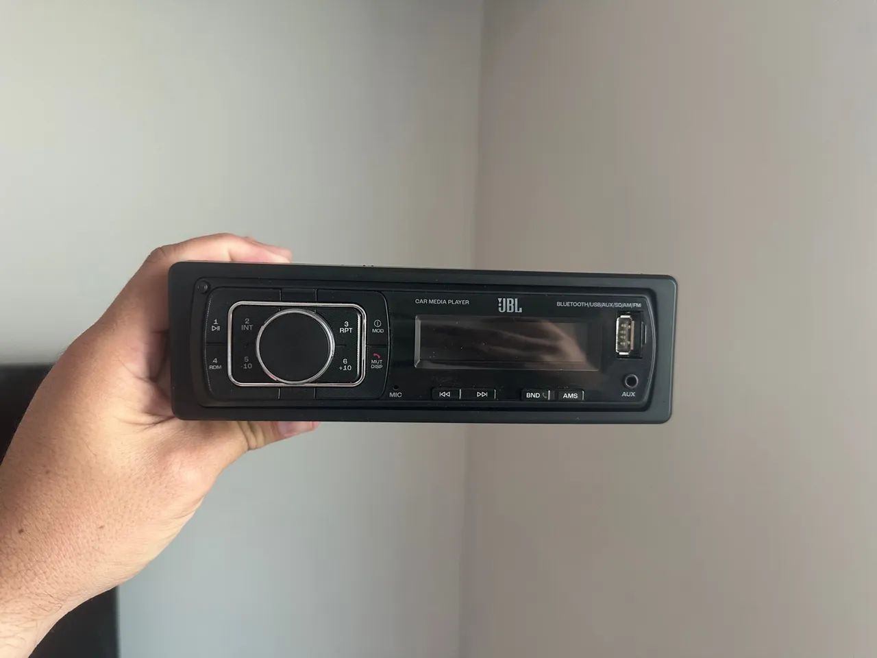 Som automotivo JBL com Bluetooth e USB