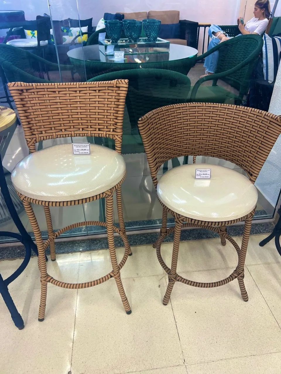 Banqueta com encosto largo.  - Foto 2