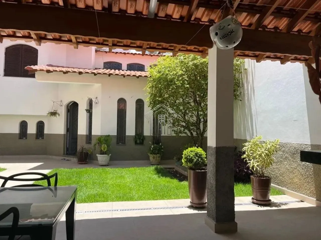 Casa para Locação, 4 dorm(s), 1 suite(s), 5 vaga(s), 400 m² de área construída. Linda casa