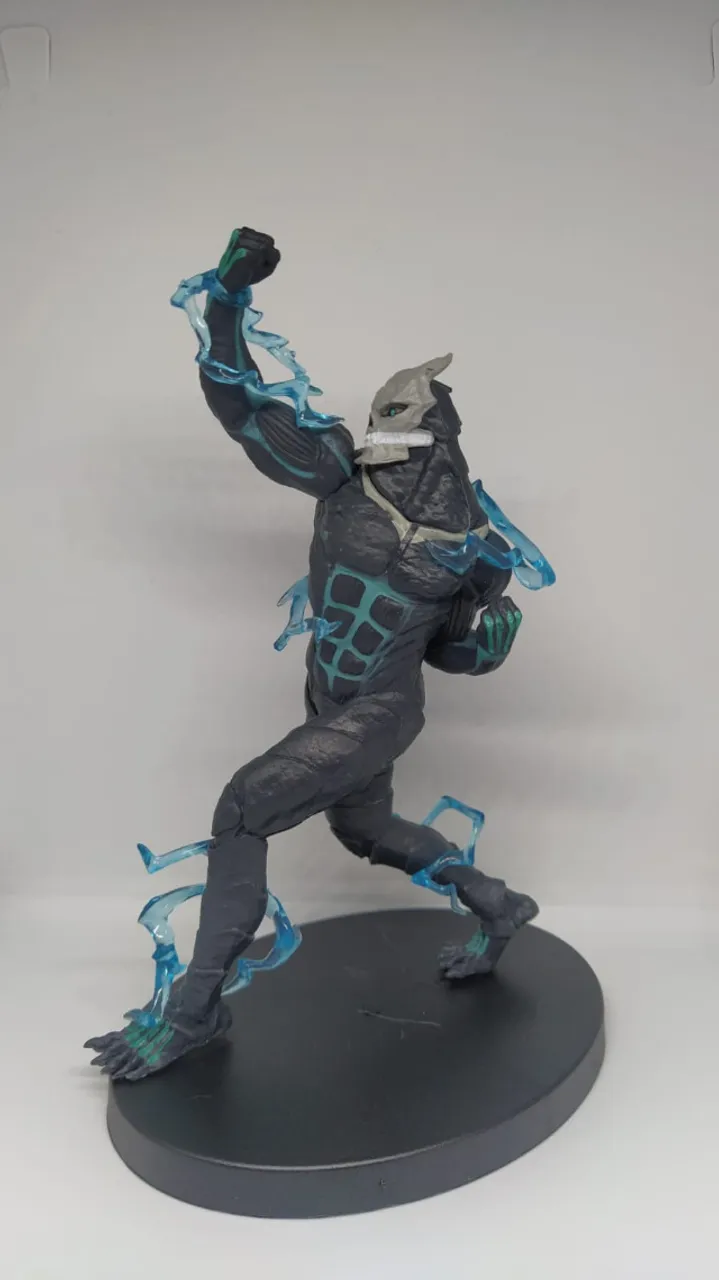 Boneco Action Figure Kaiju No. 8 em Pose de Ataque
