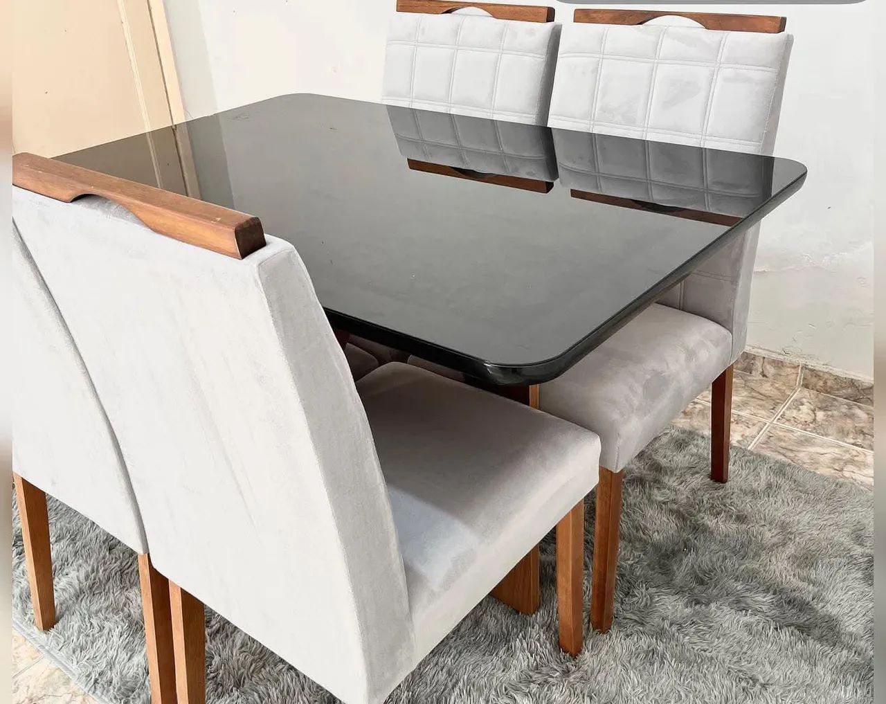 Mesa tampo com vidro e cadeiras em madeira maciça!!