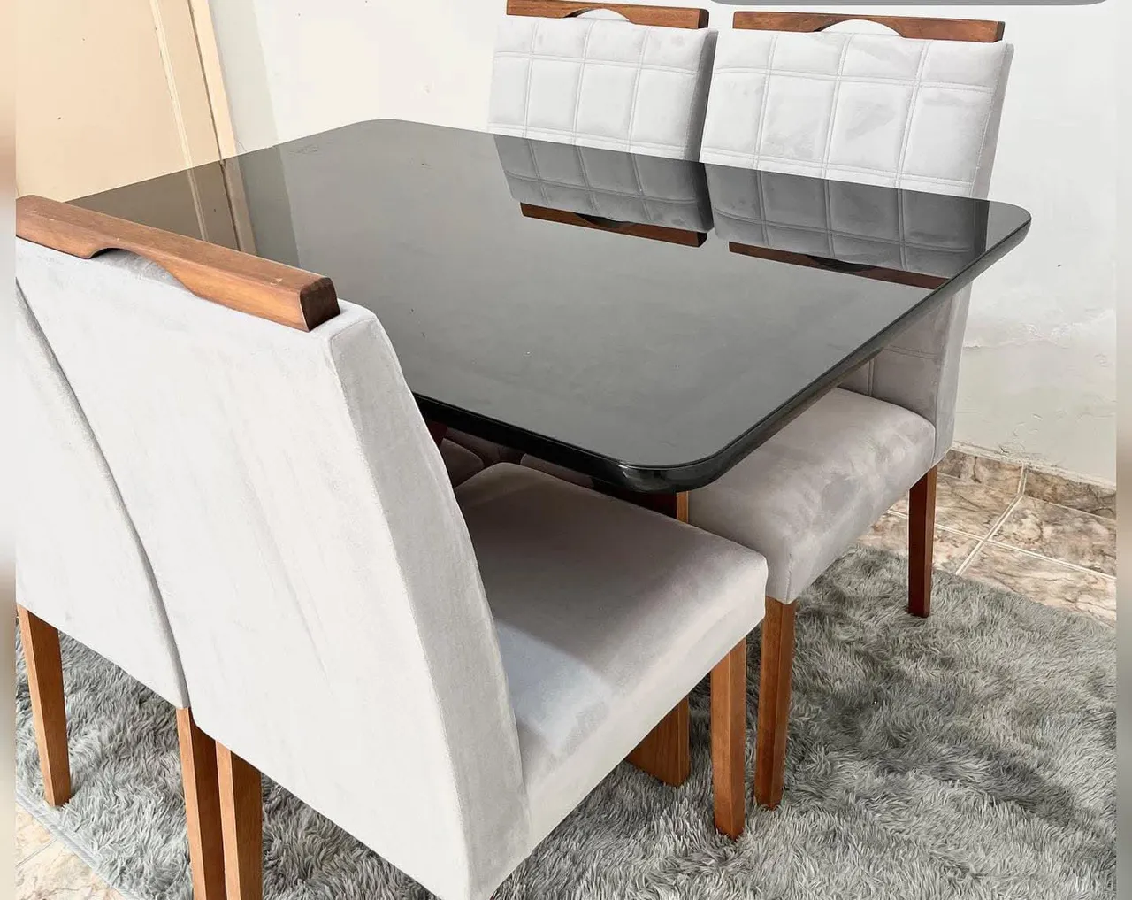 Mesa tampo com vidro e cadeiras em madeira maciça!!