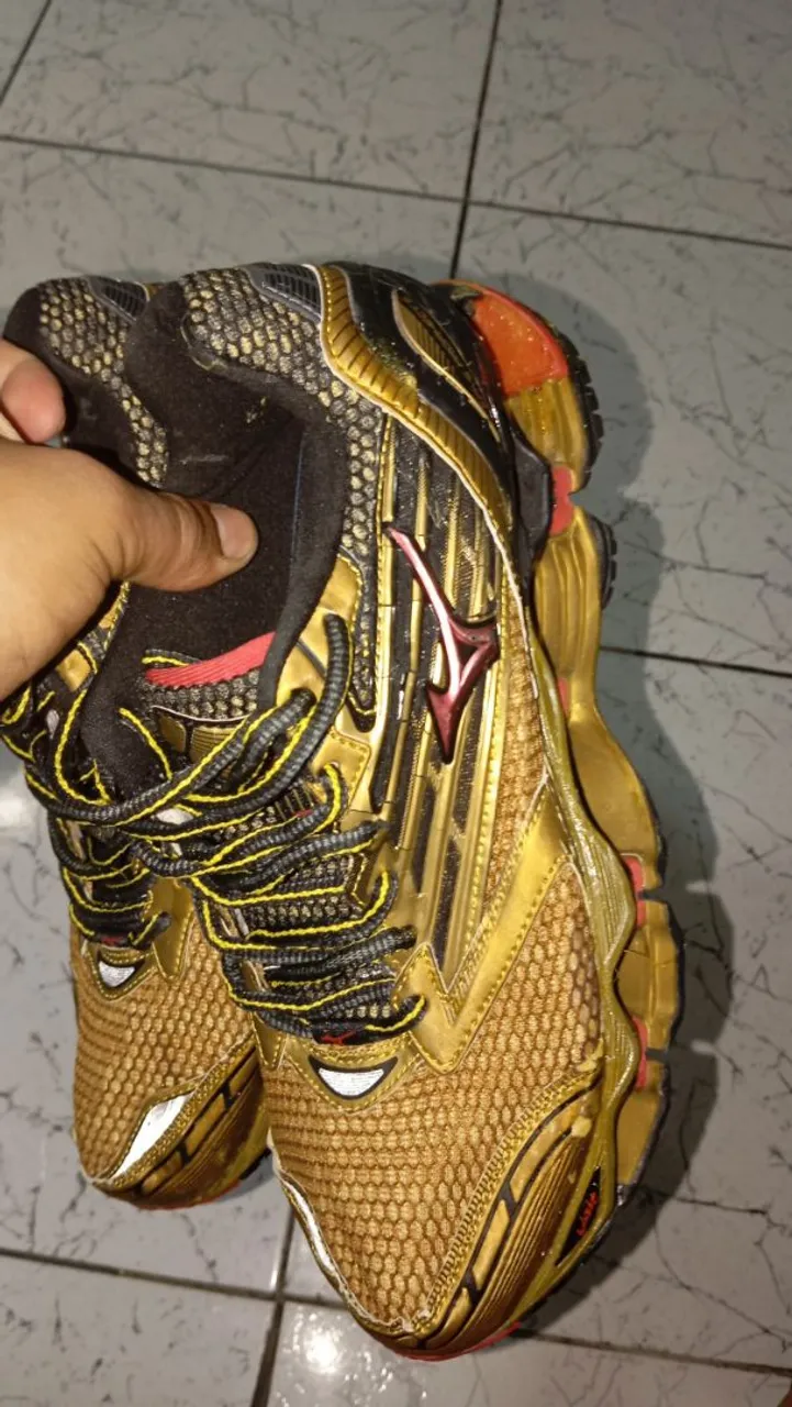 Tênis Mizuno Wave Rider 19 Dourado