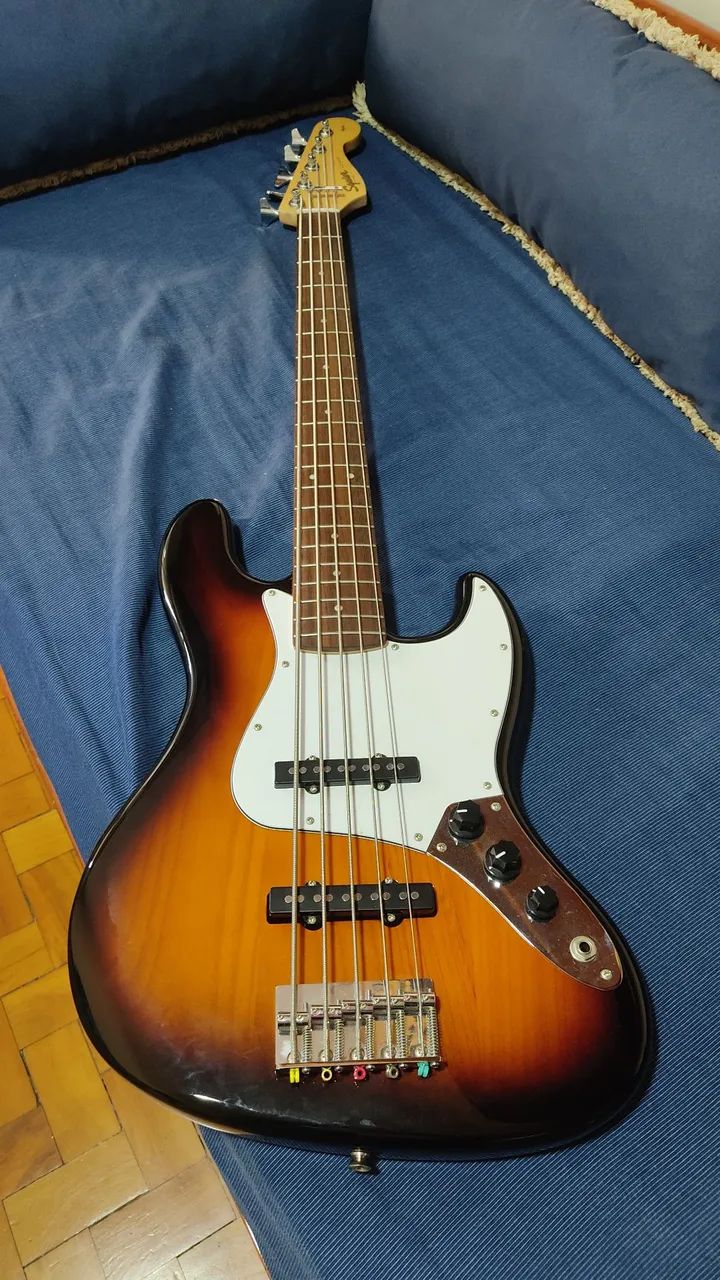 Baixo Fender Jazz Bass Squier Sunburst 5 cordas
