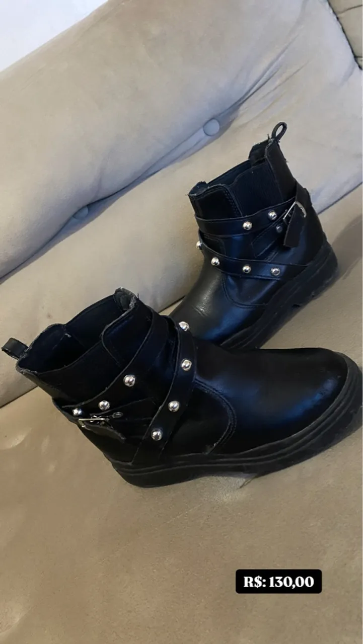 Botas Femininas Pretas com Detalhes