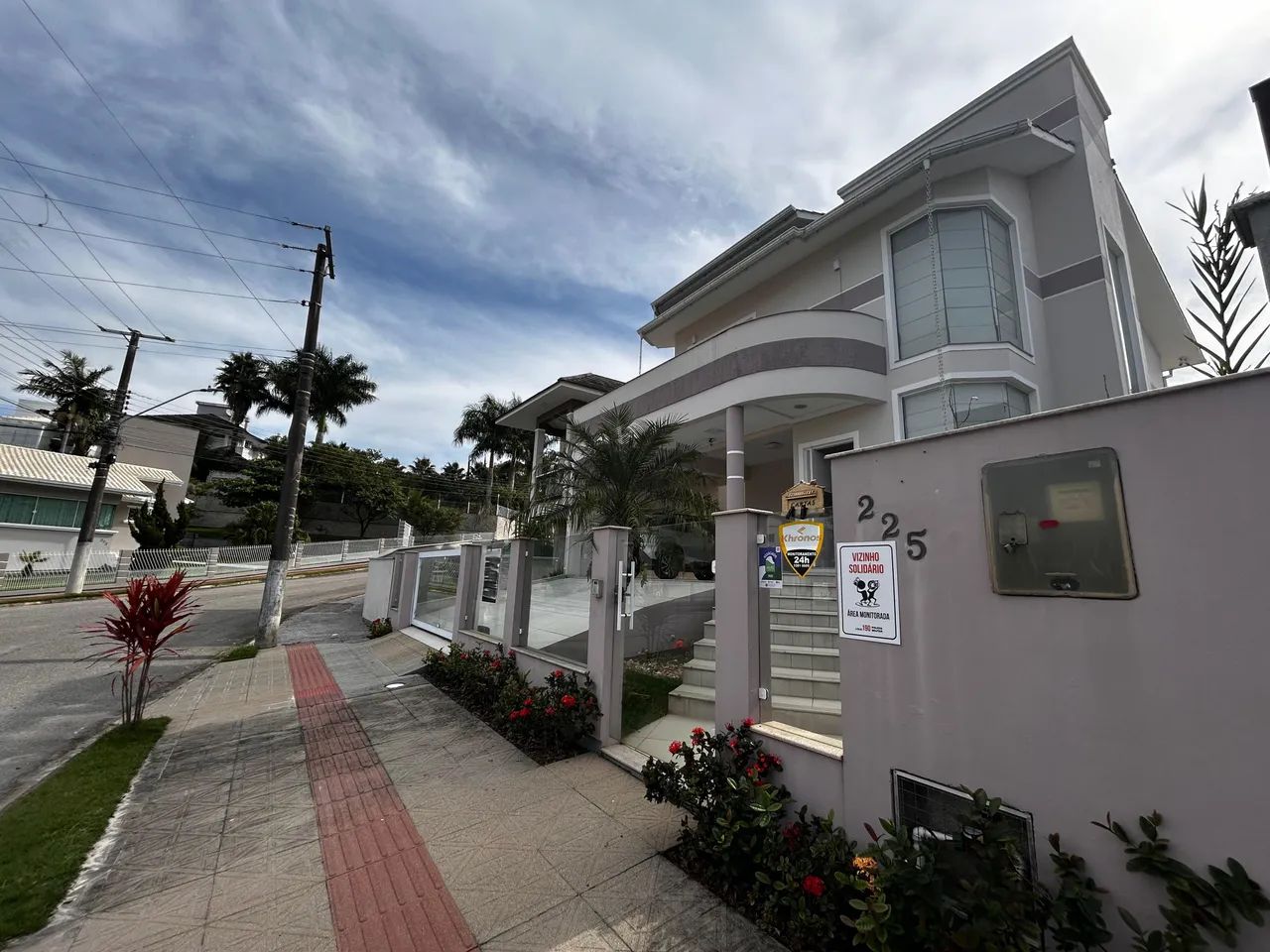 Casa na Pedra Branca a venda com 4 quartos sendo 1 suíte, 3 banheiros e 2 vagas de garagem
