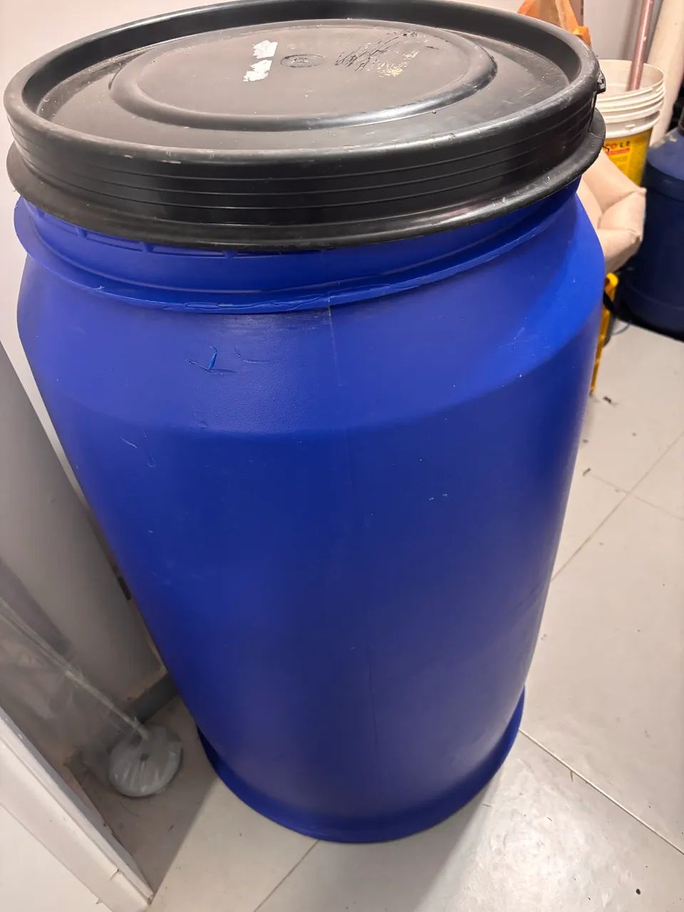 Blue plastic drum64385922920705120
