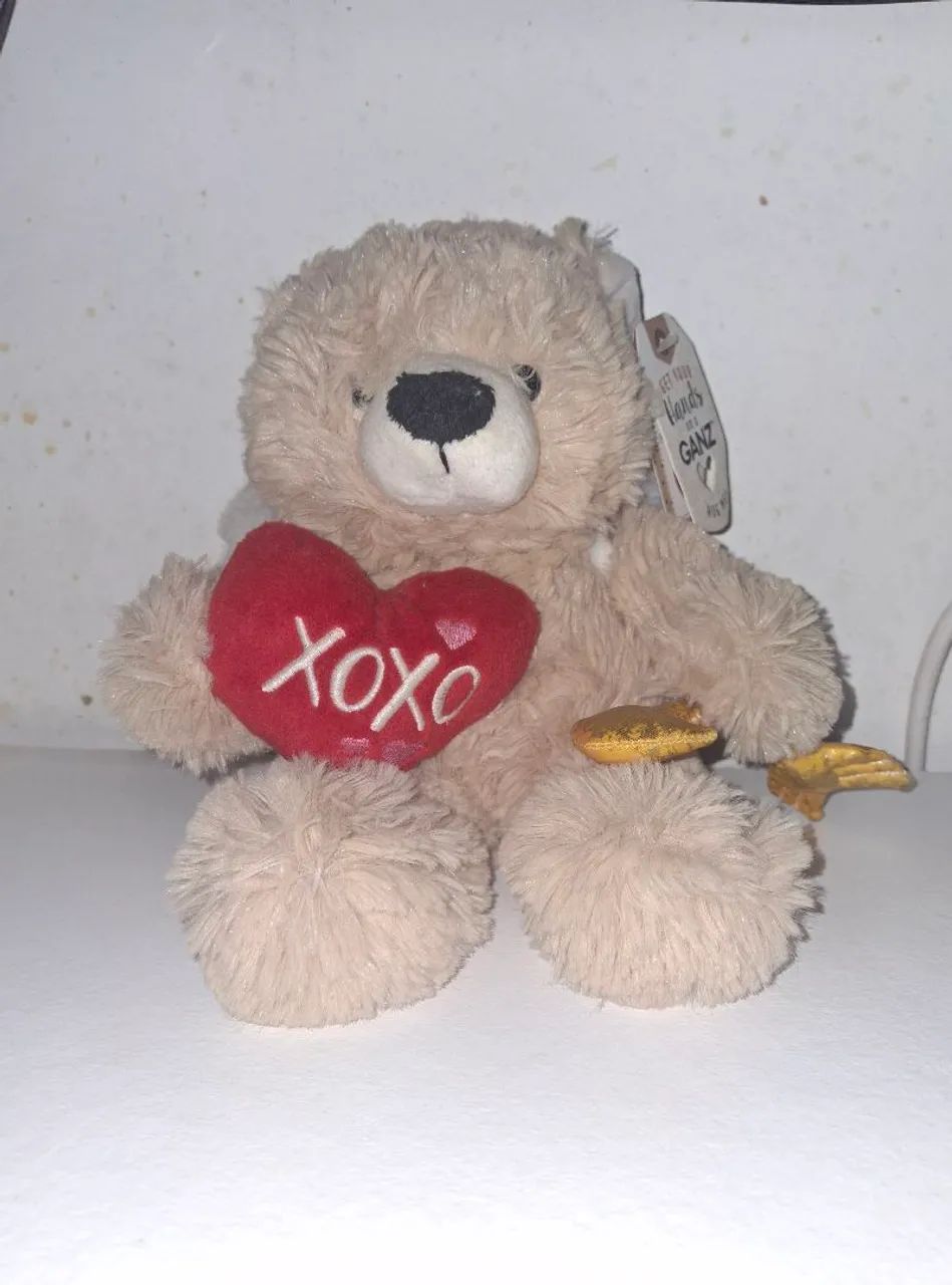 Ursinho de pelúcia com coração XOXO. marca Hands GANZ.