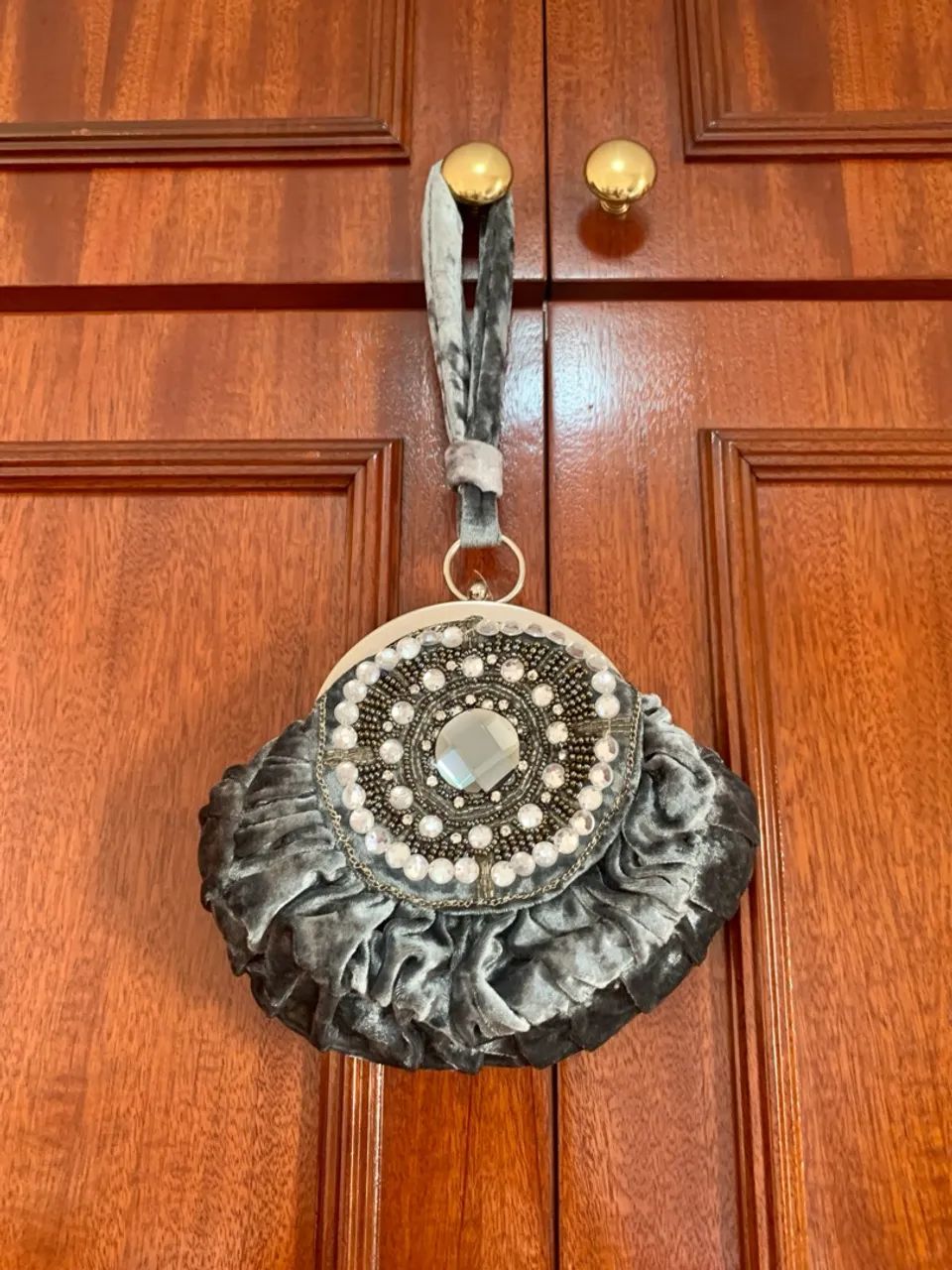 Bolsa de mão elegante com detalhes em pedraria - Foto 2
