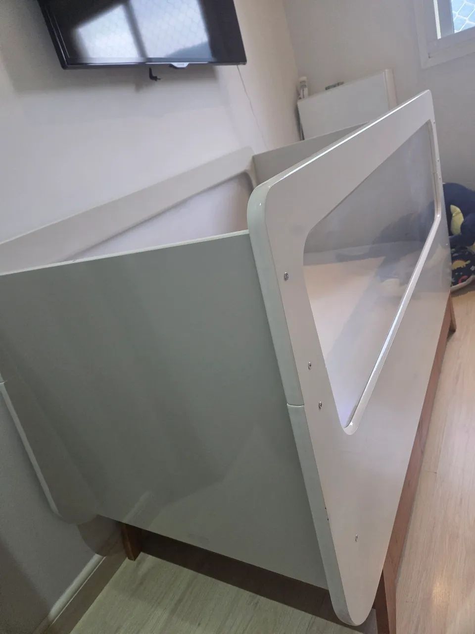 Berço Moderno com Design Transparente, Base de Madeira e Laqueado - Foto 3