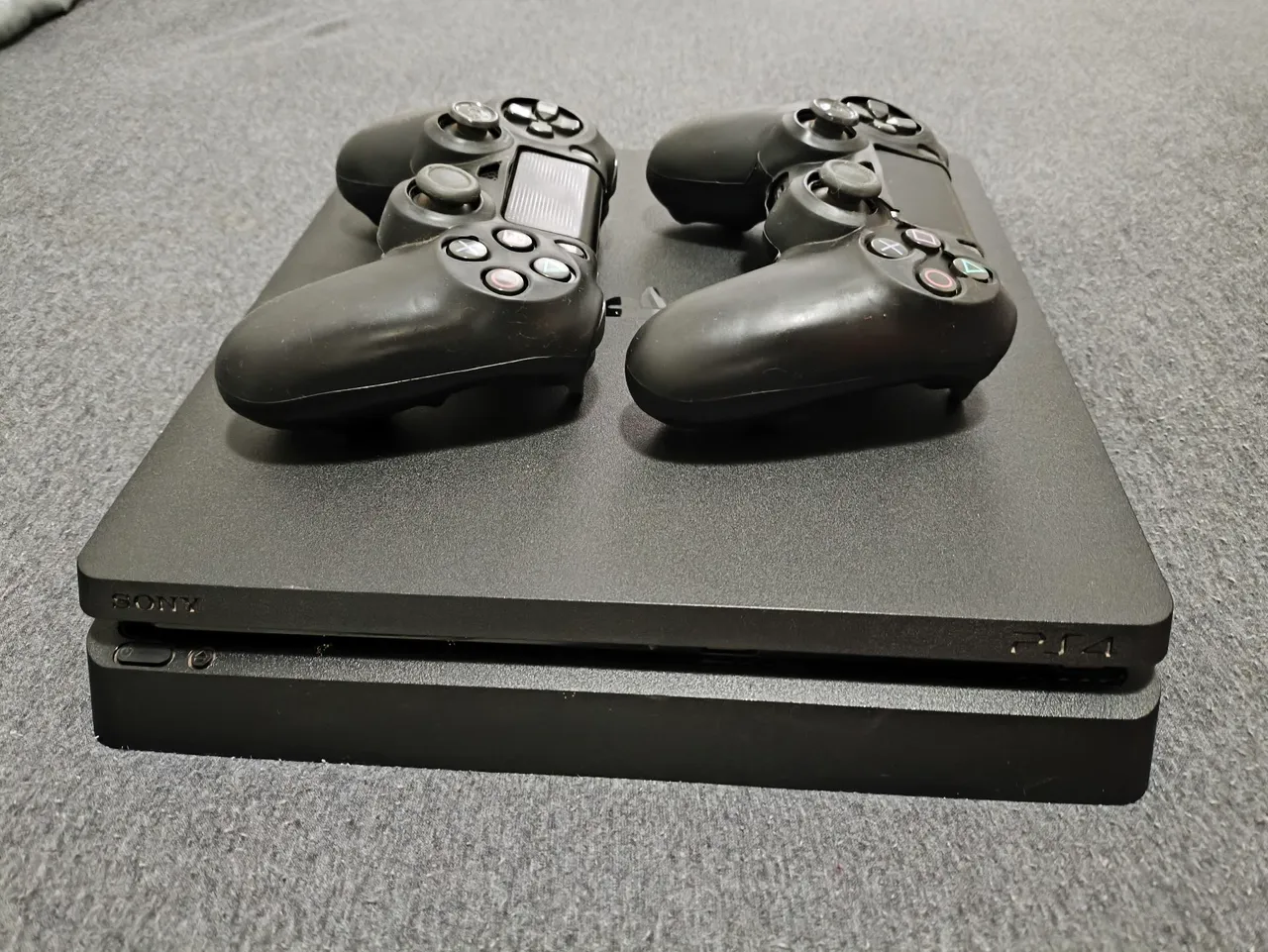 Playstation 4 Slim 1000gb + 2 Controles + 2 Jogos