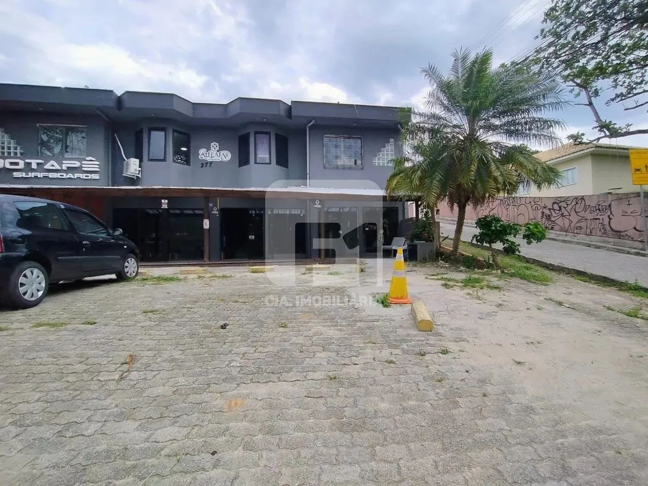 Loja de 2 andares no Porto da Lagoa