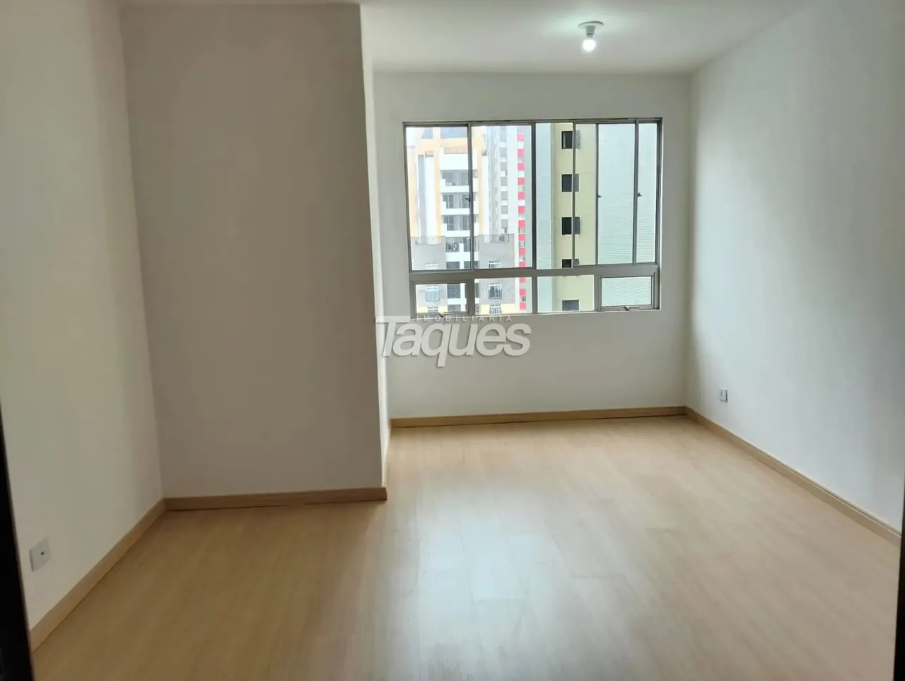 Agua Verde, apto 2 dormitórios com garagem. Com armários. Condominio com piscina, churrasq