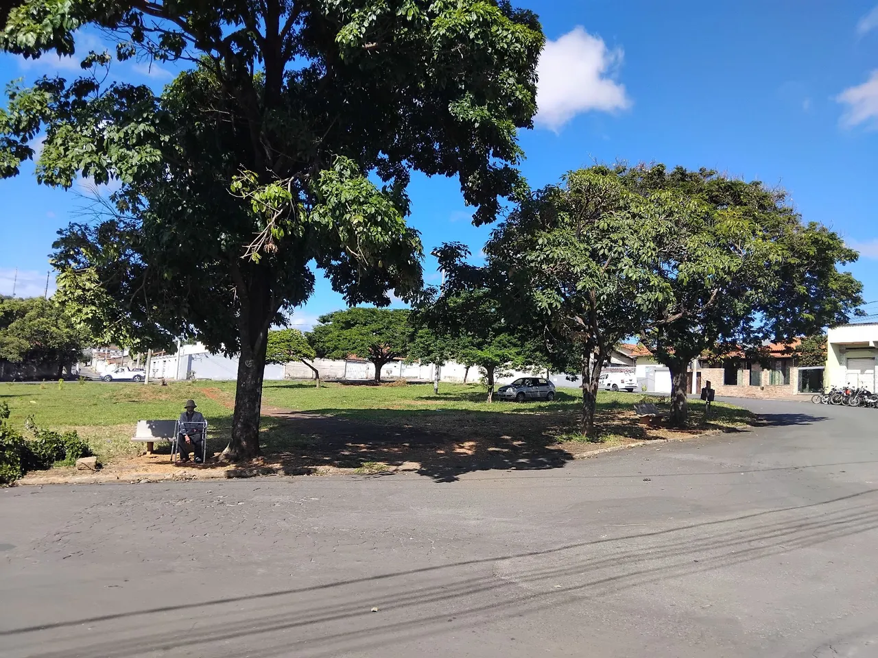 VENDO CASA COM PONTO COMERCIAL COM MAIS DE 25 ANOS DE ATIVIDADE NO MESMO ENDEREÇO.
