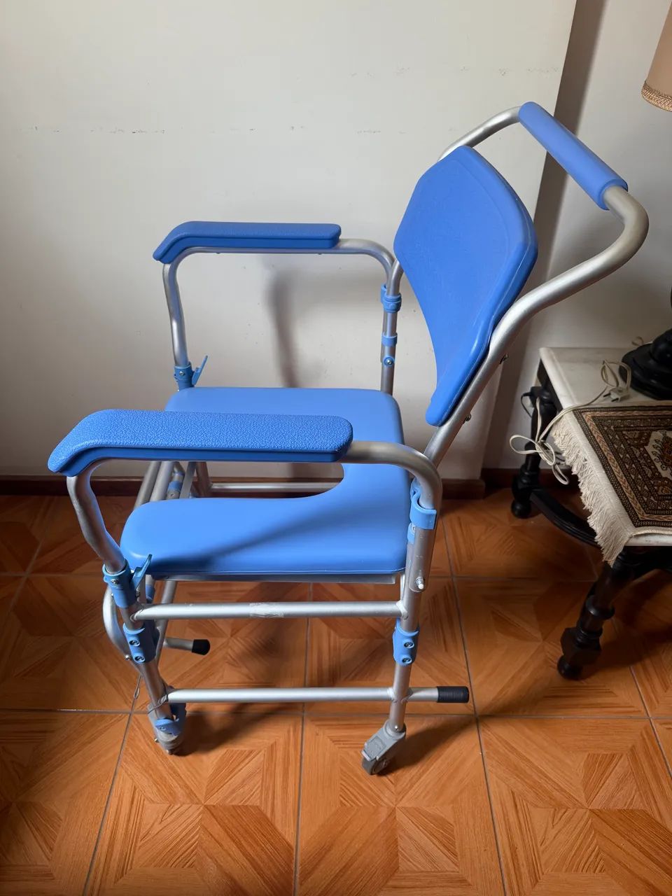 Cadeira de banho com rodas - Foto 2